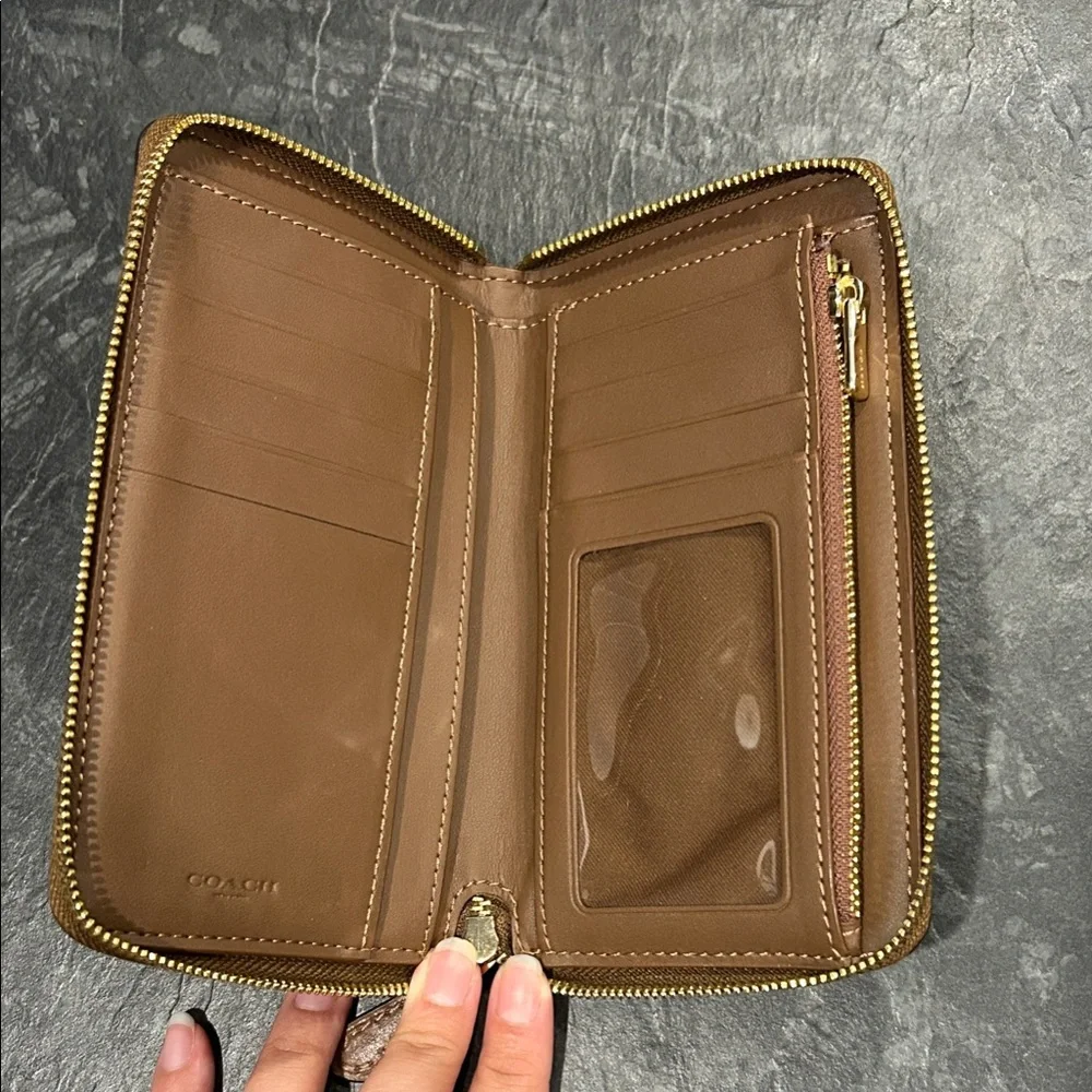 Coach Medium ID Zip Wallet in Signature Canvas brown - Picture 3 of 5